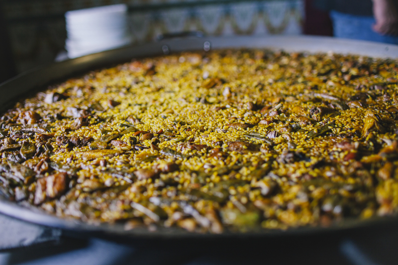 Arroz servido en un plato de menú